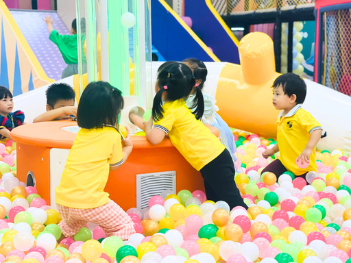 Cầu trượt sắc màu